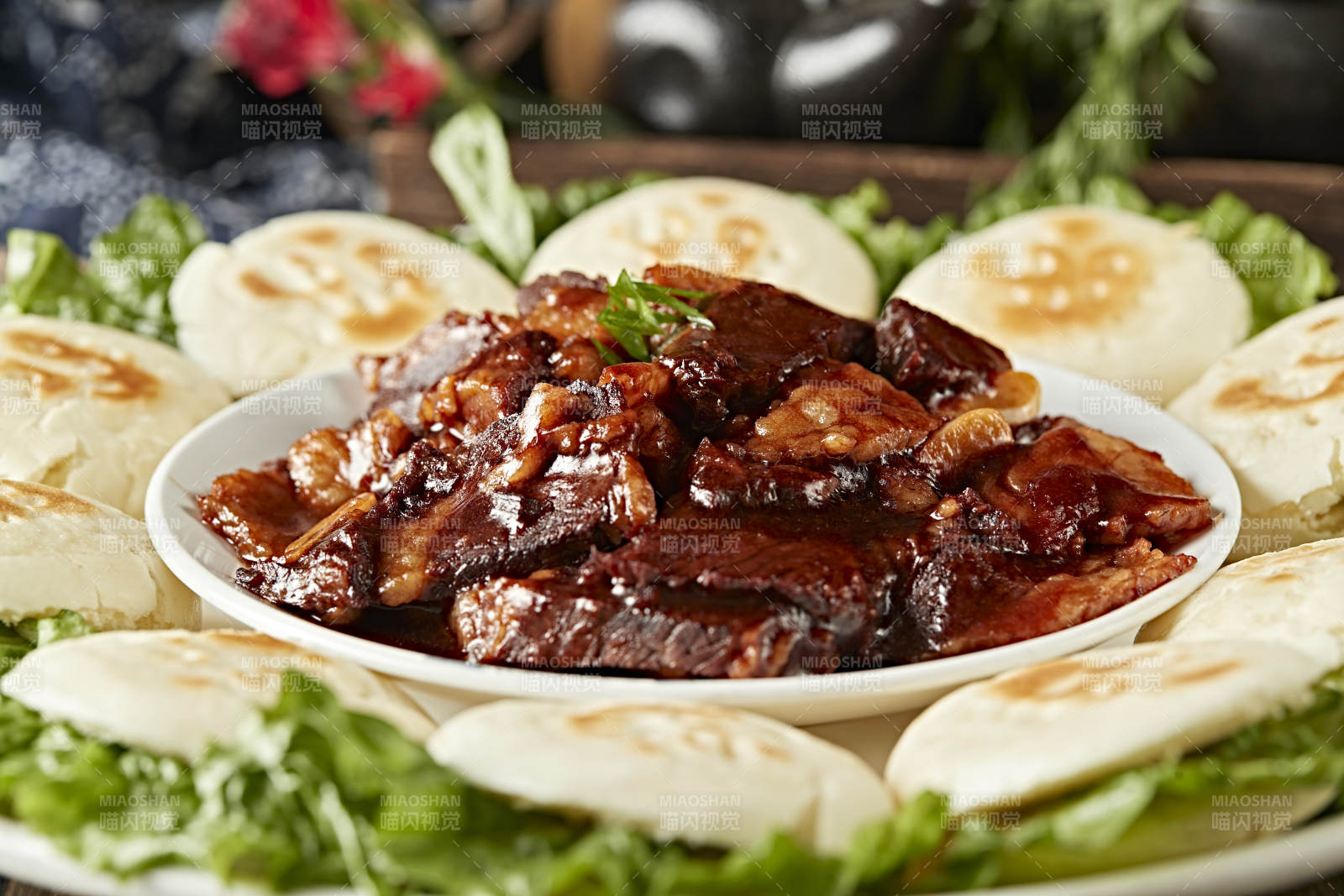 红焖牛胸口配白吉馍