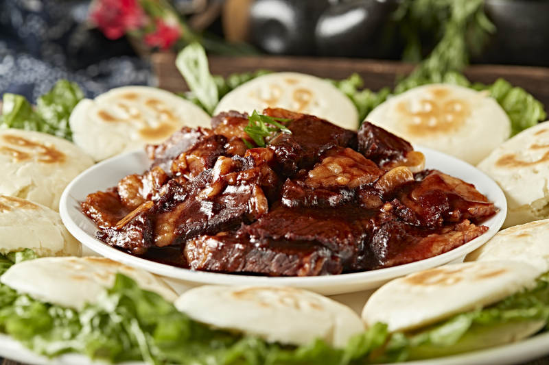 红焖牛胸口配白吉馍