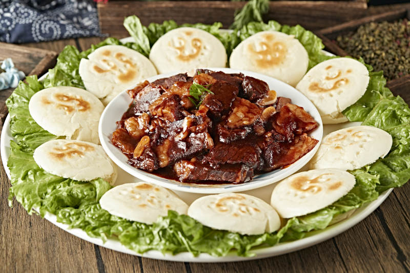 红焖牛胸口配白吉馍