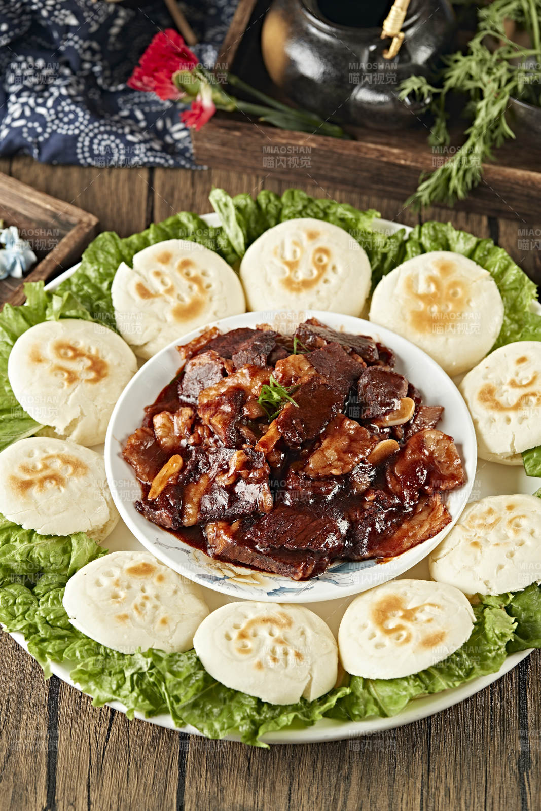 红焖牛胸口配白吉馍