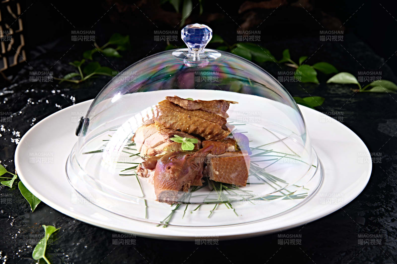 松香松烟熏卤味柴鸡-摄影图