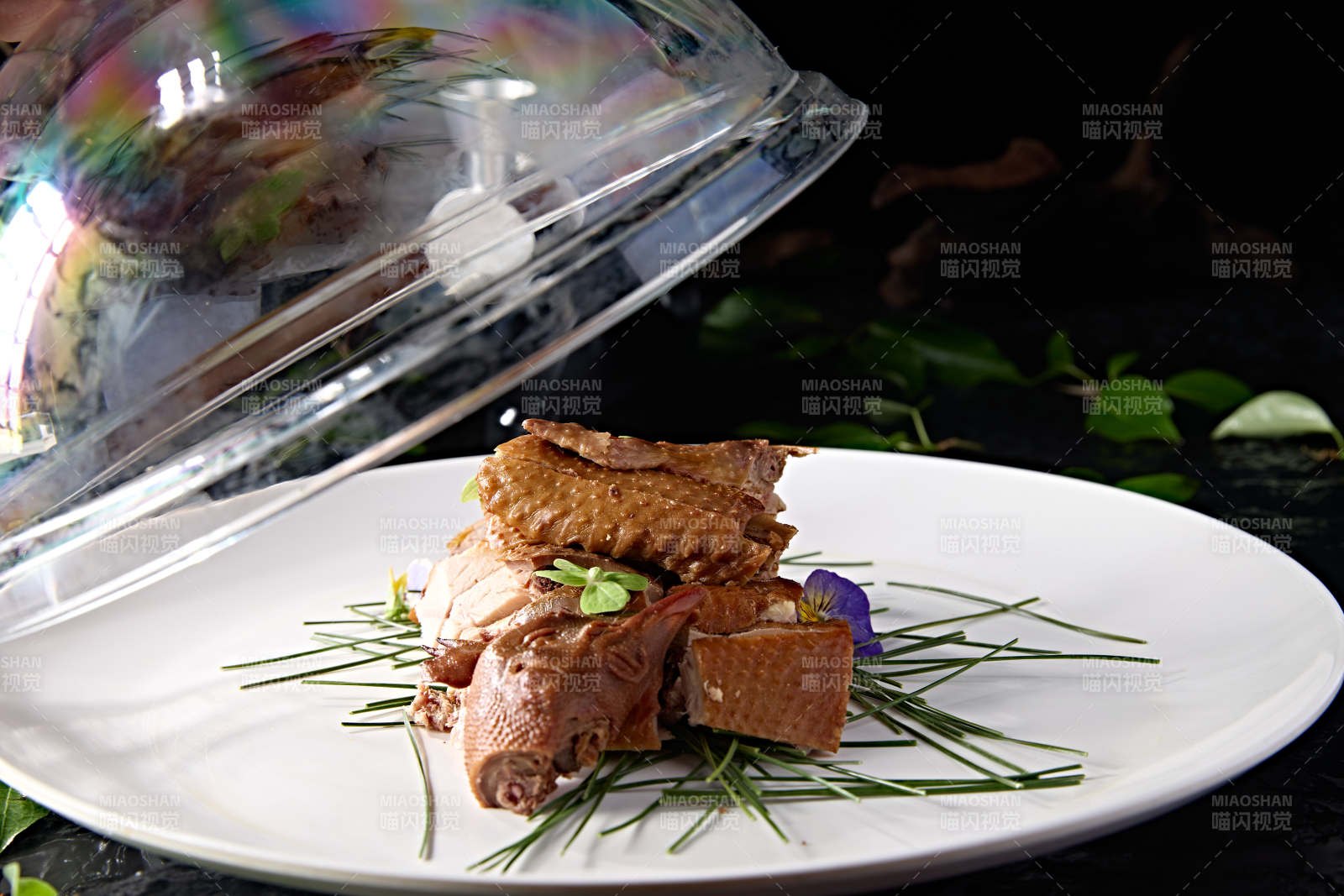 松香松烟熏卤味柴鸡-摄影图