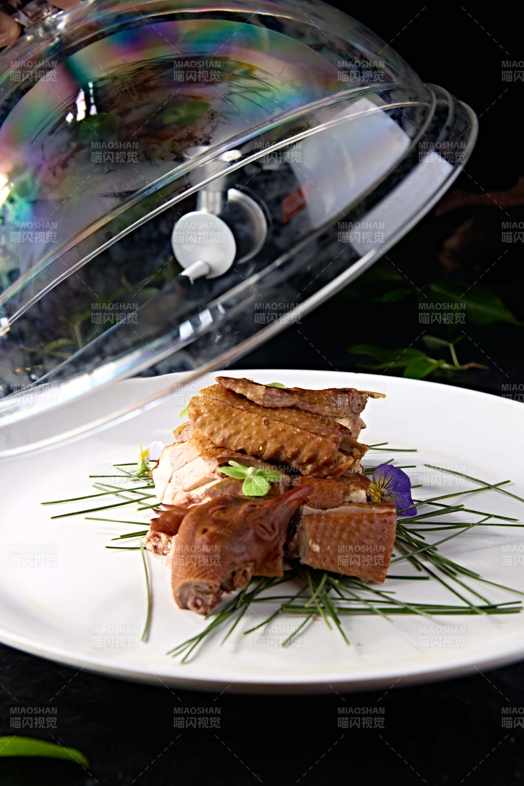 松香松烟熏卤味柴鸡-摄影图