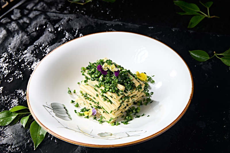 精美凉菜葱香盐水腐竹段