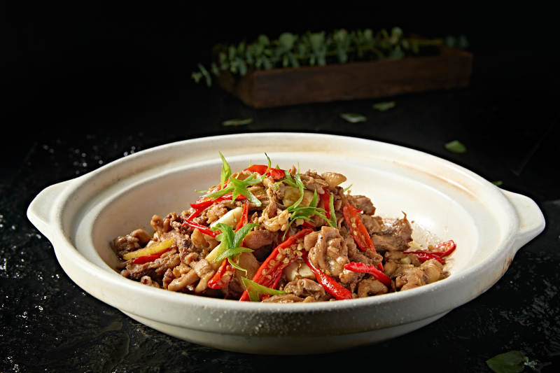 中餐湘菜美味砂鍋蒜香辣煲柴雞鍋