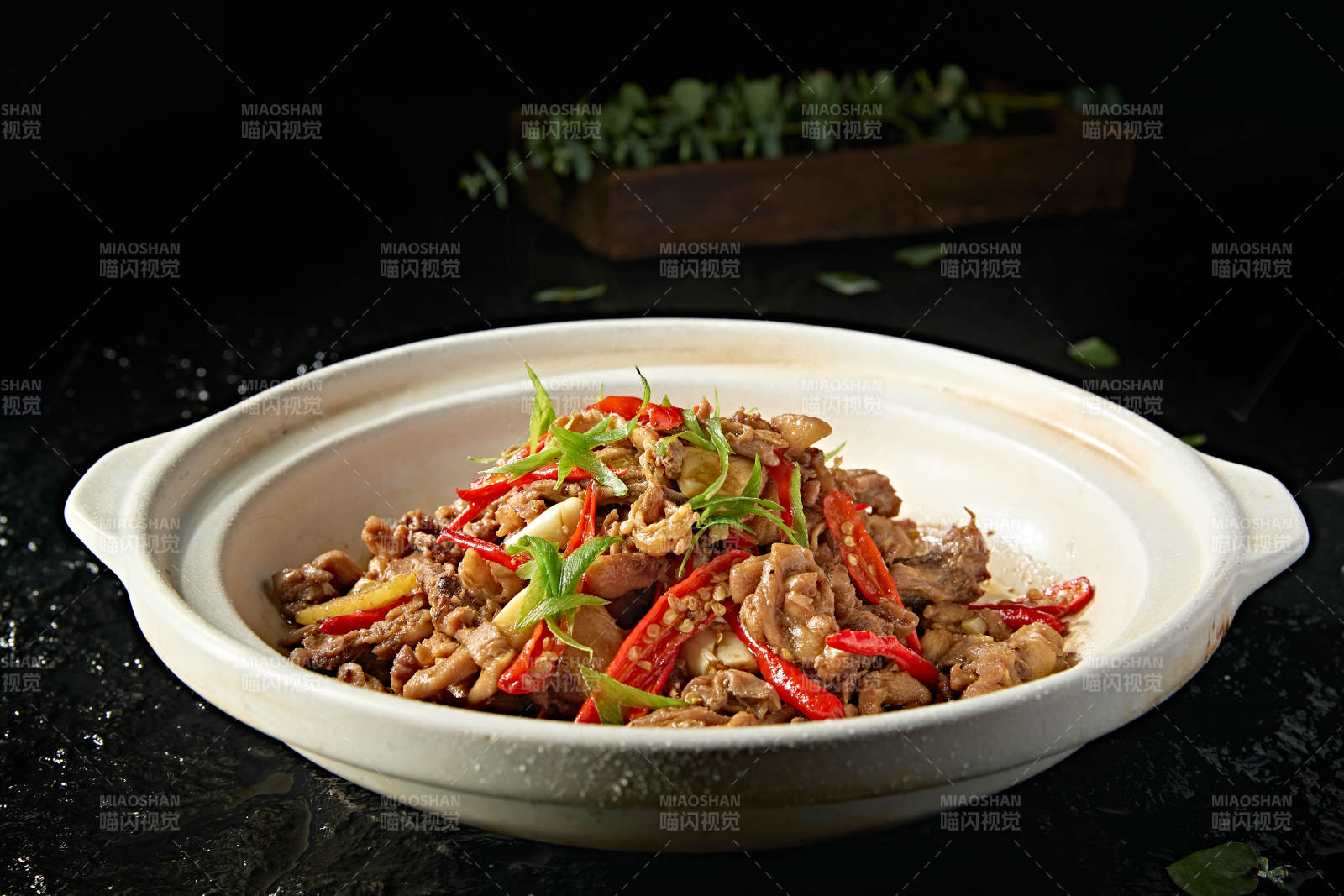 中餐湘菜美味砂鍋蒜香辣煲柴雞鍋