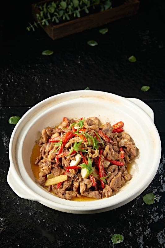 中餐湘菜美味砂鍋蒜香辣煲柴雞鍋