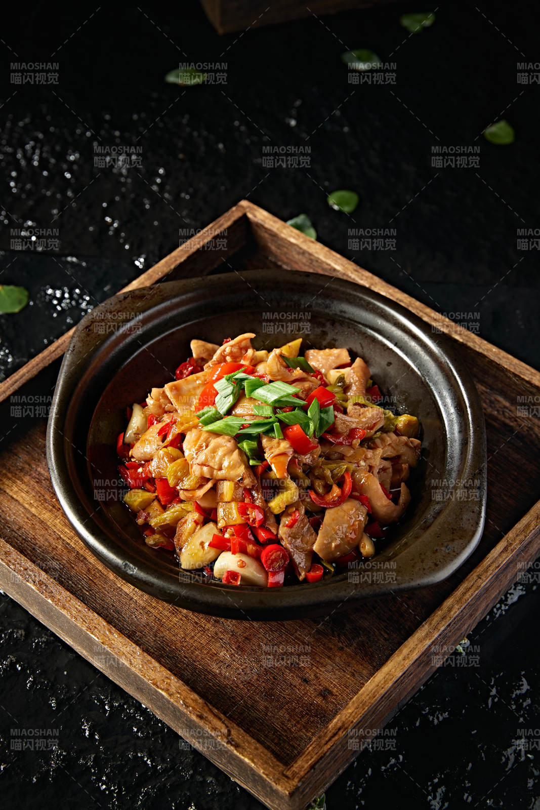 中餐湘菜美味砂锅蒜香香辣肥肠