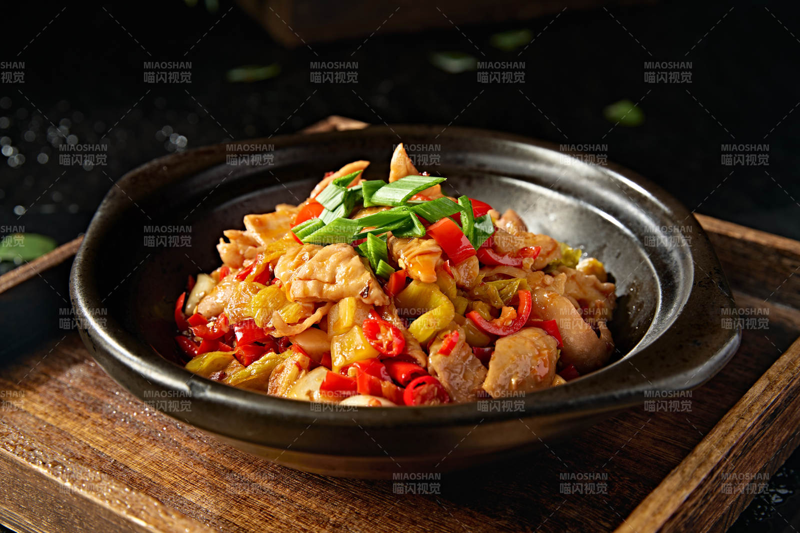 中餐湘菜美味砂锅蒜香香辣肥肠