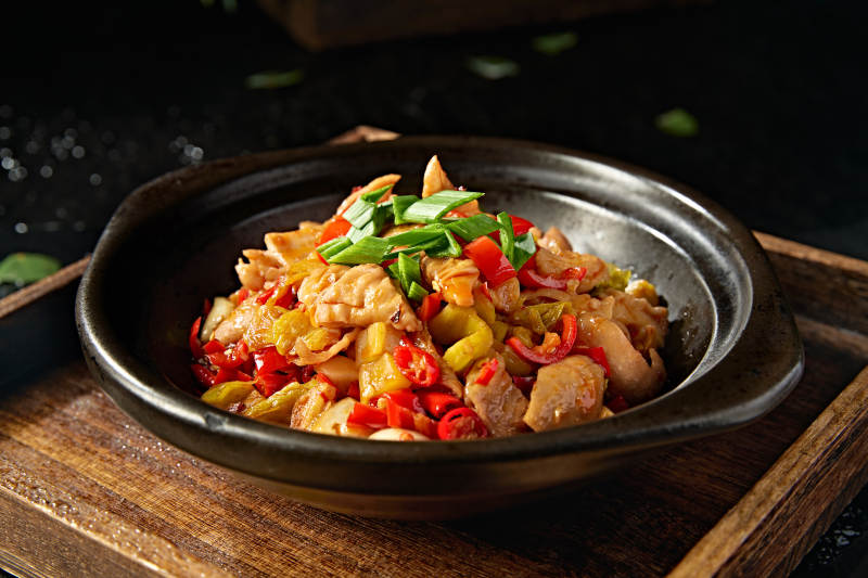 中餐湘菜美味砂锅蒜香香辣肥肠