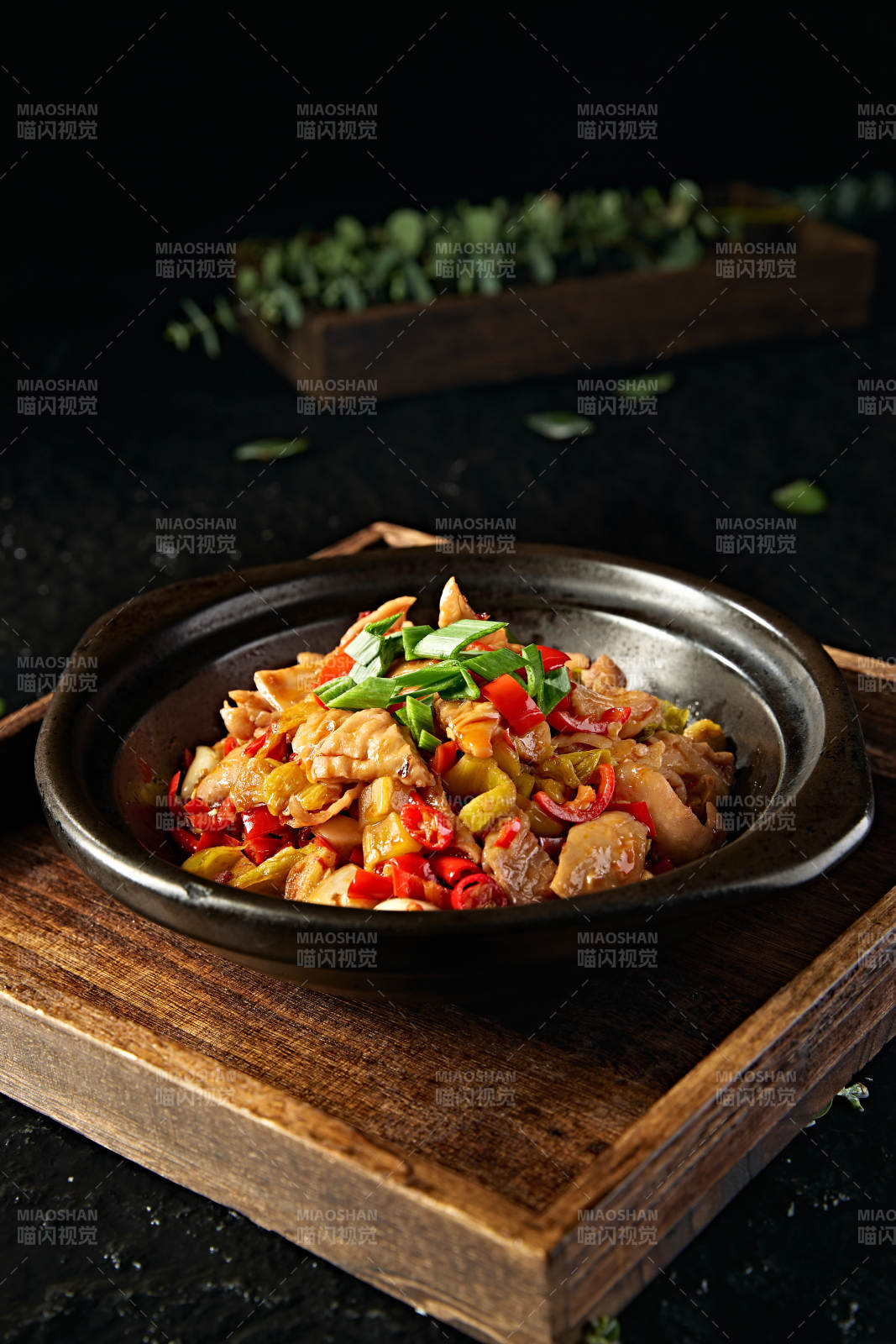 中餐湘菜美味砂锅蒜香香辣肥肠