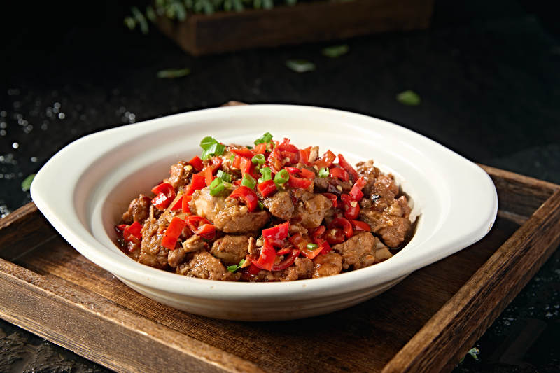 中餐湘菜美味砂鍋爆辣剁椒豬小排