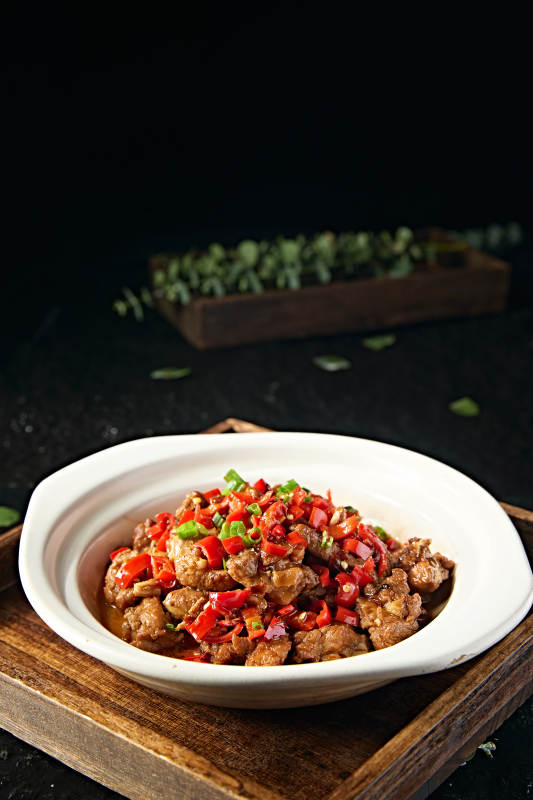 中餐湘菜美味砂鍋爆辣剁椒豬小排