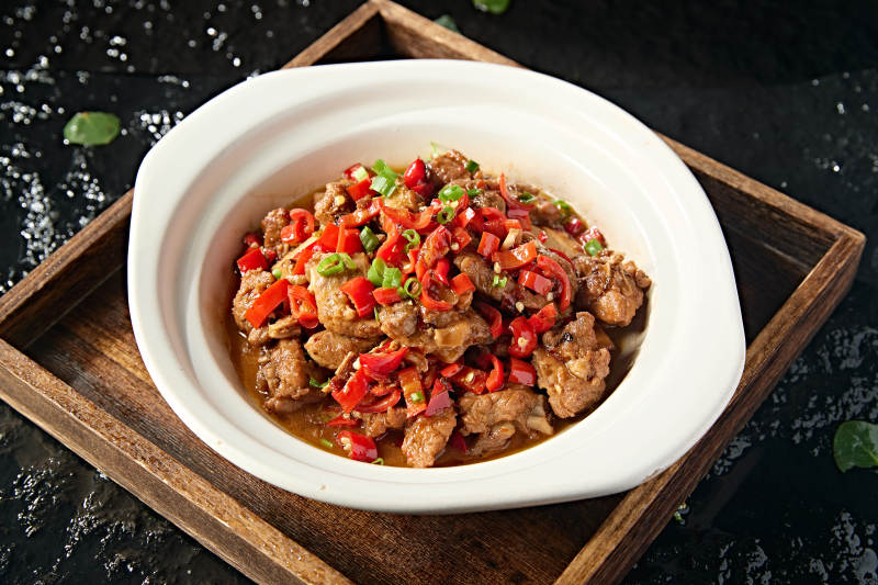 中餐湘菜美味砂鍋爆辣剁椒豬小排