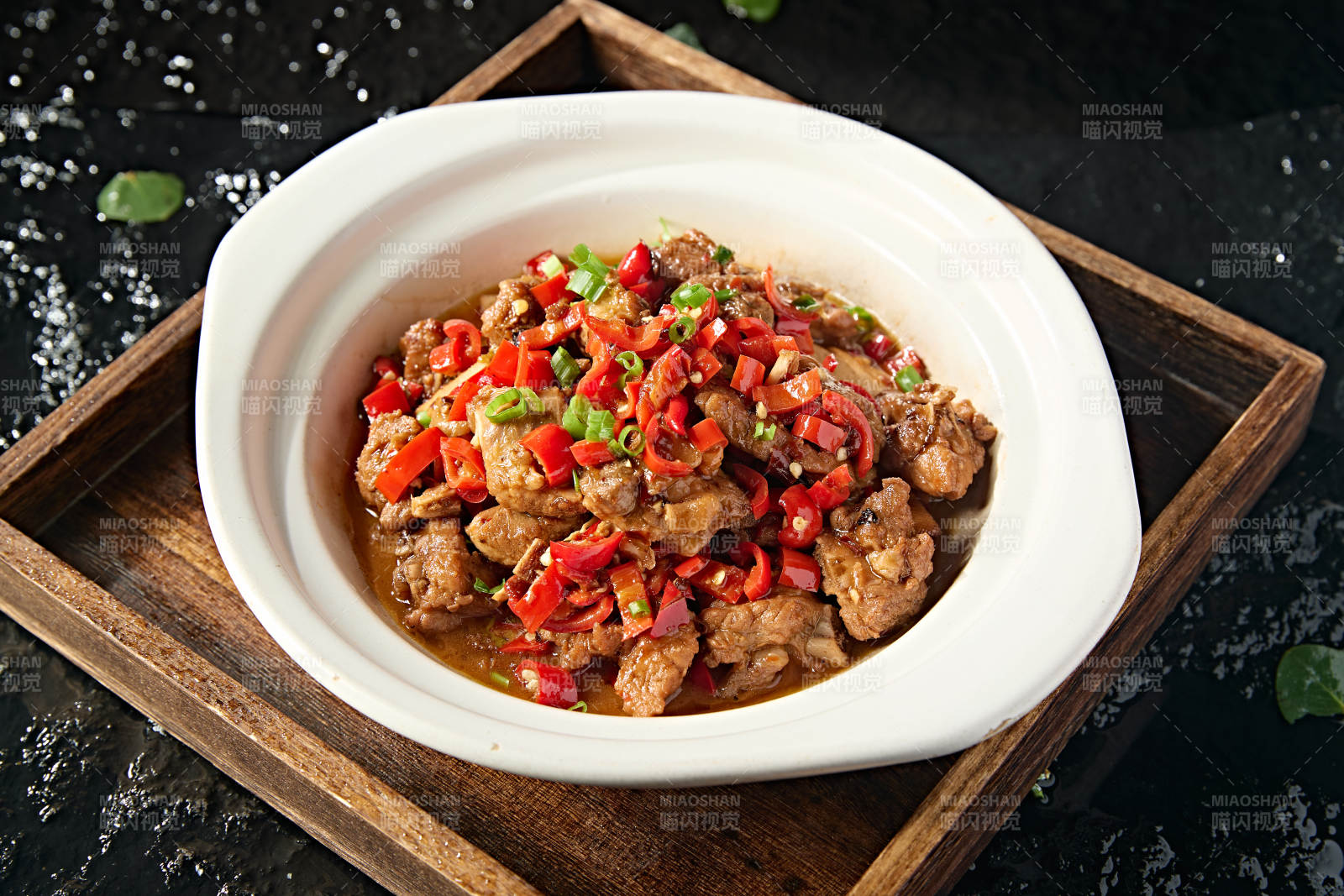 中餐湘菜美味砂鍋爆辣剁椒豬小排