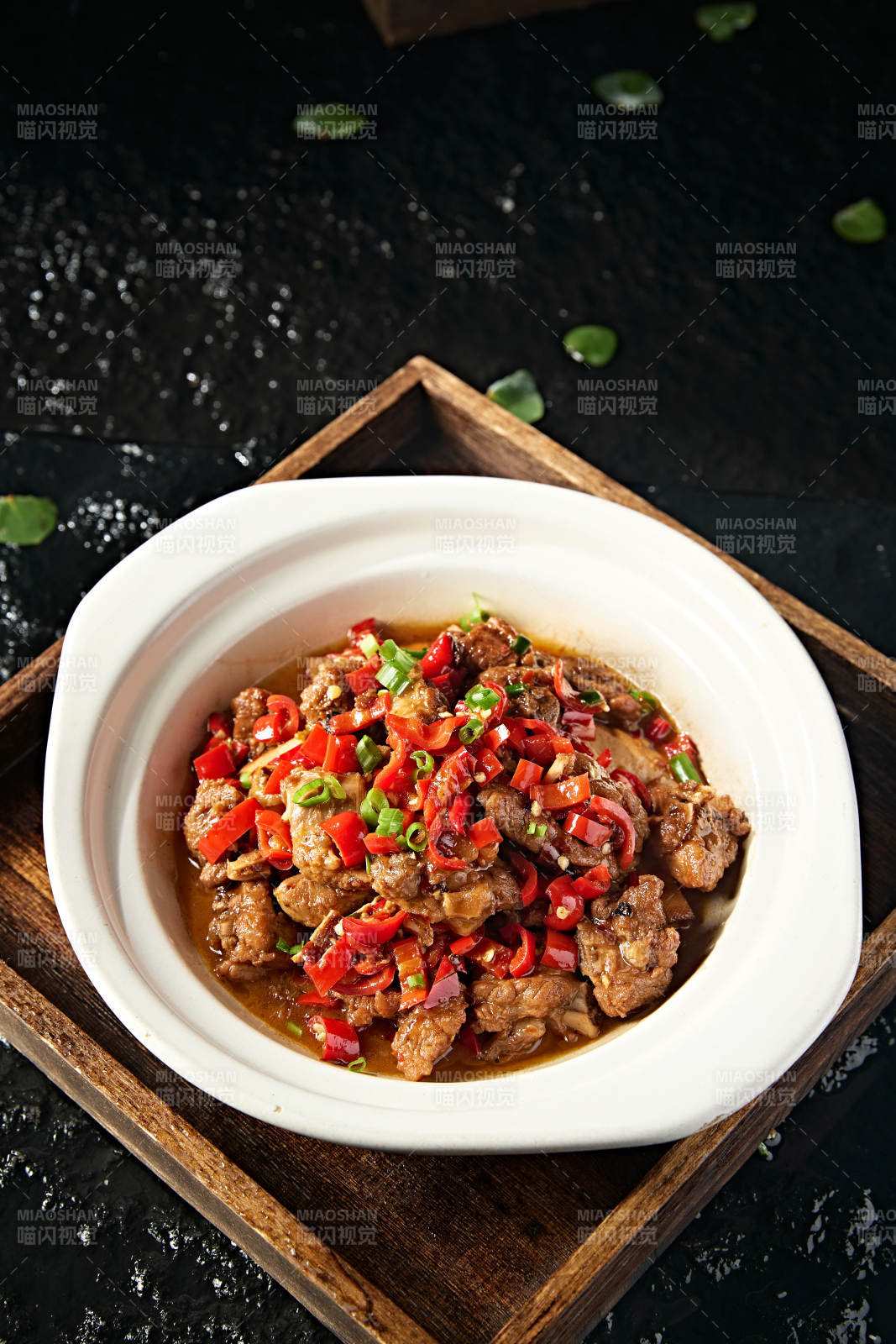 中餐湘菜美味砂鍋爆辣剁椒豬小排