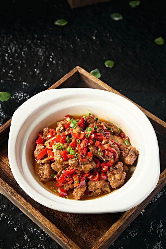 中餐湘菜美味砂鍋爆辣剁椒豬小排