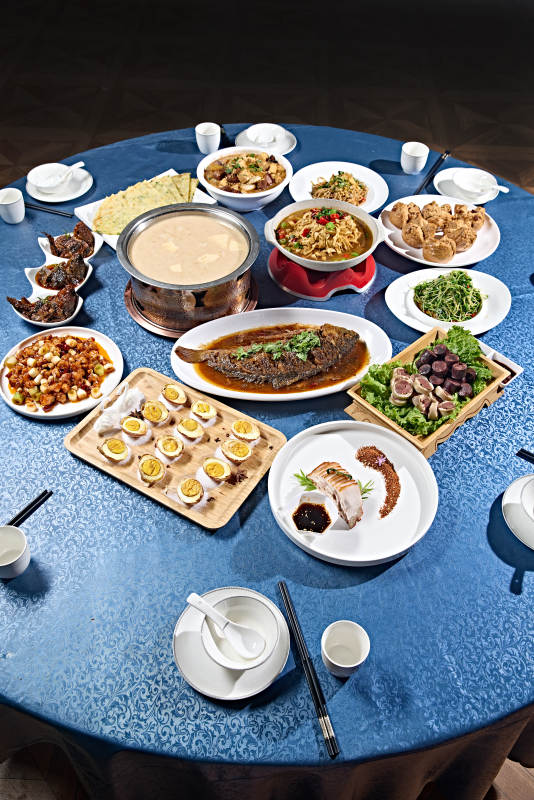 一桌美味草原风情宴席