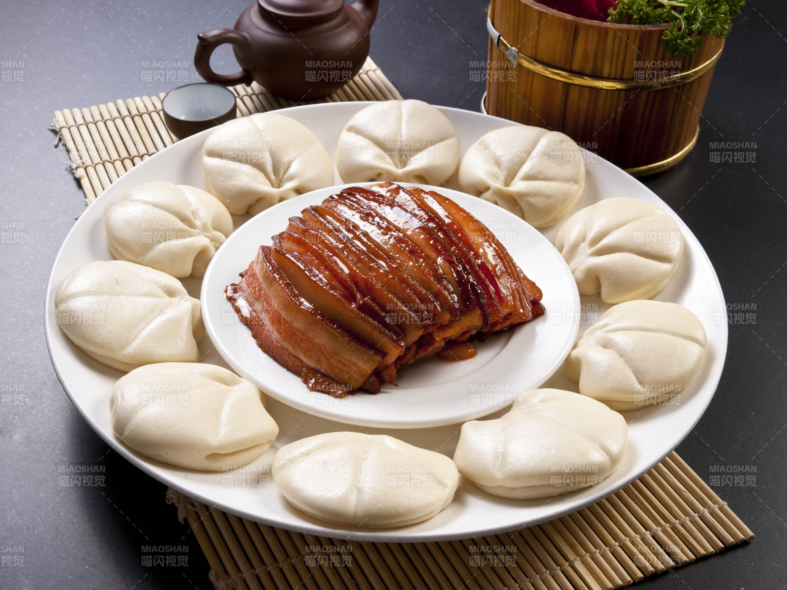 金牌扣肉配花饃