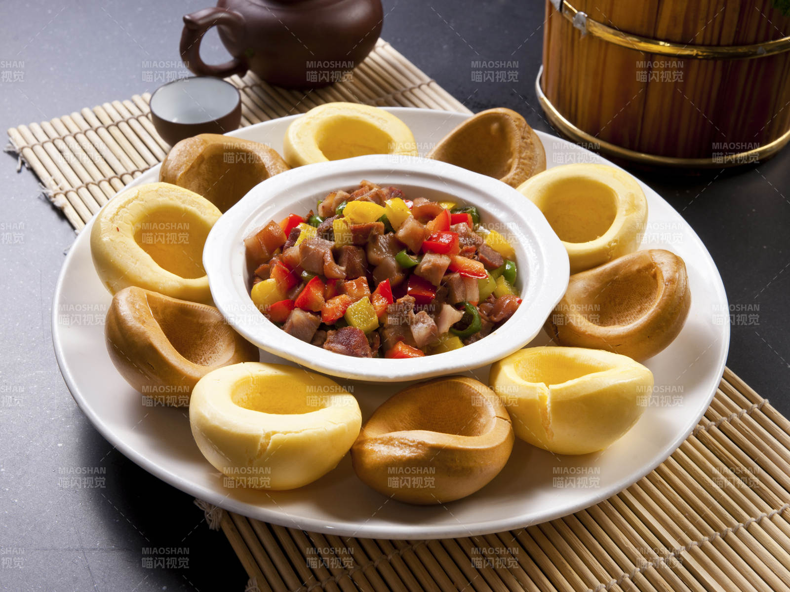 白色瓷盘装的窝头渣渣鸭