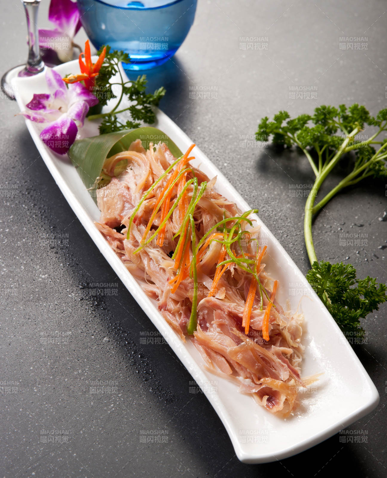 手撕熏柴鸡-摄影图