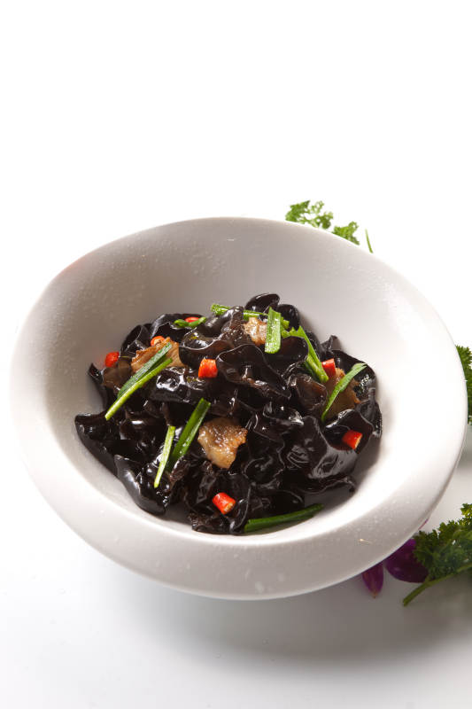 五花肉米椒蒜苗炒木耳