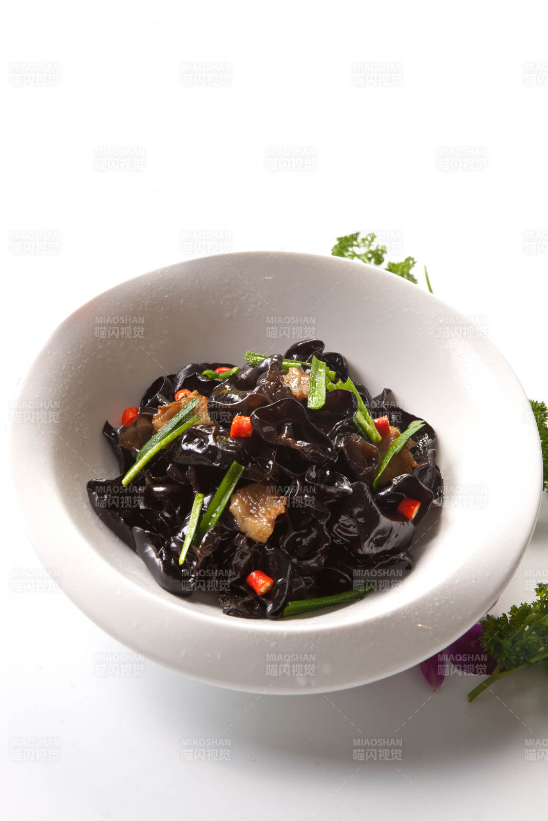 五花肉米椒蒜苗炒木耳