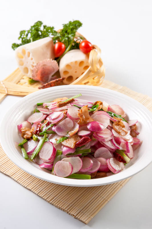 韭菜辣炒樱桃萝卜五花肉