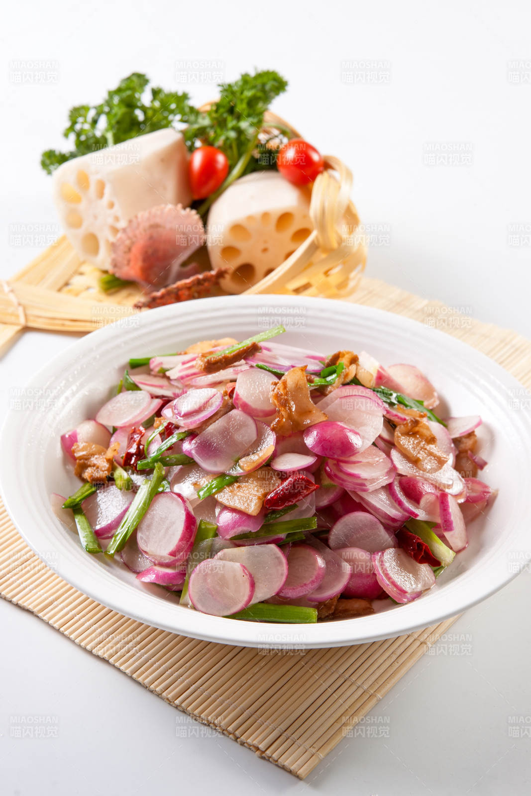 韭菜辣炒樱桃萝卜五花肉