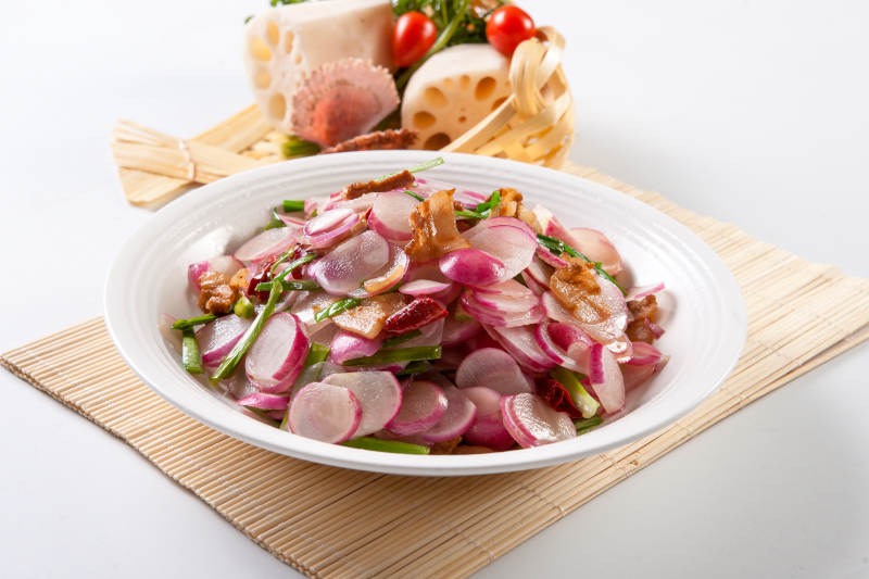 韭菜辣炒樱桃萝卜五花肉