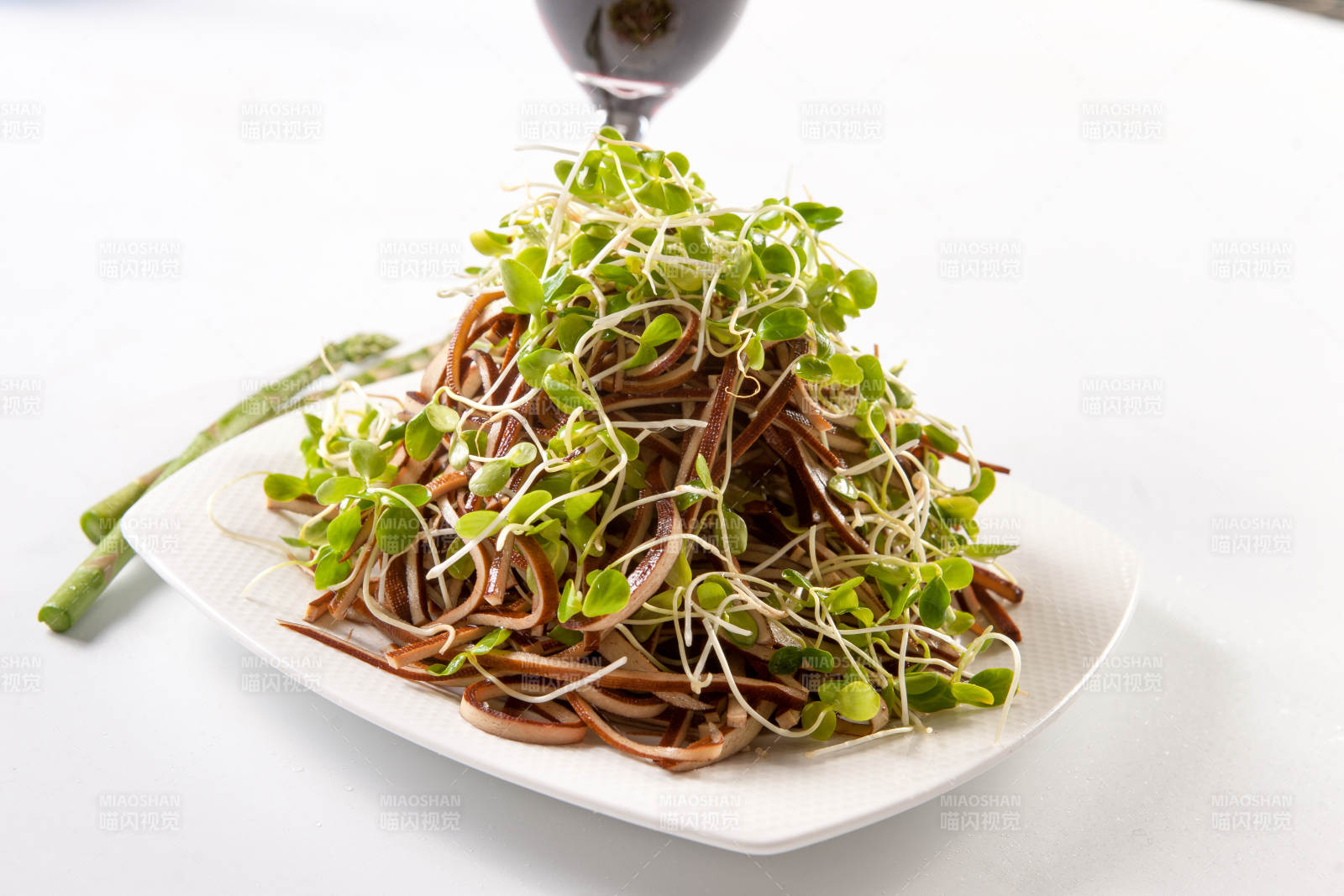 香椿苗熏豆腐丝