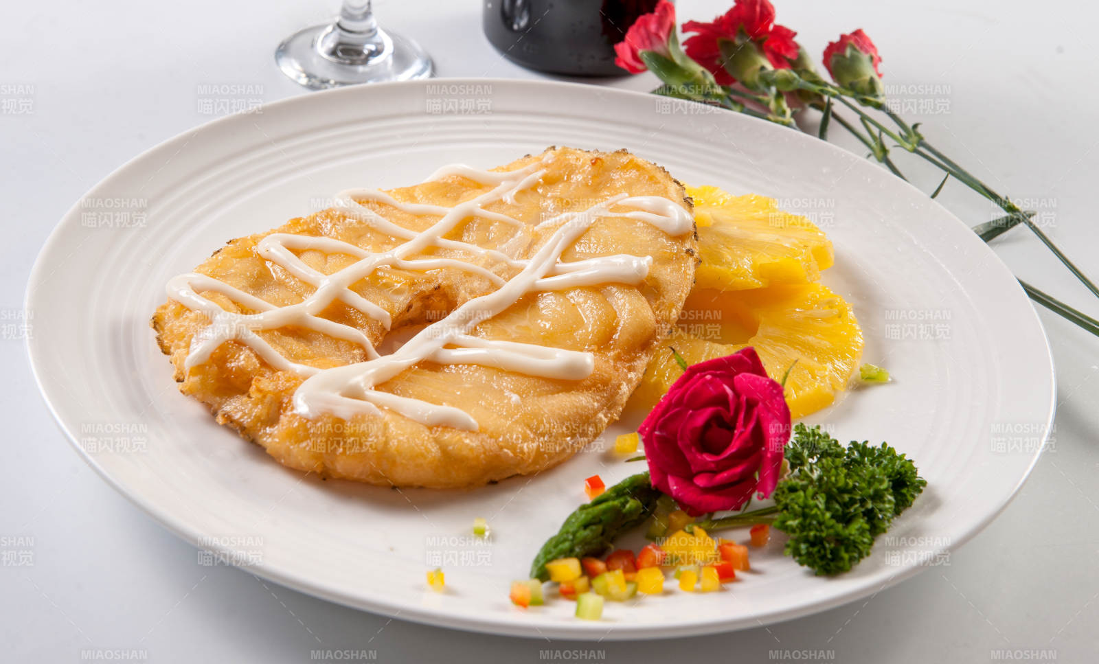 菠萝片配香炸银鳕鱼