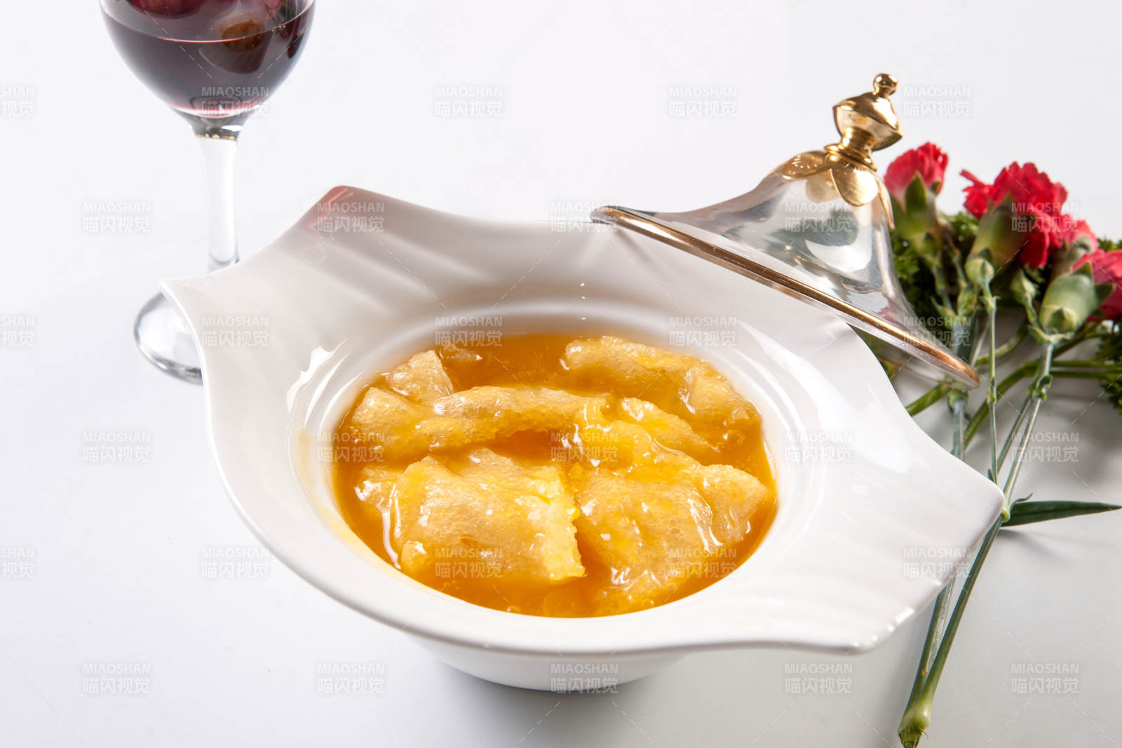 鲍鱼汁炖花胶鱼唇