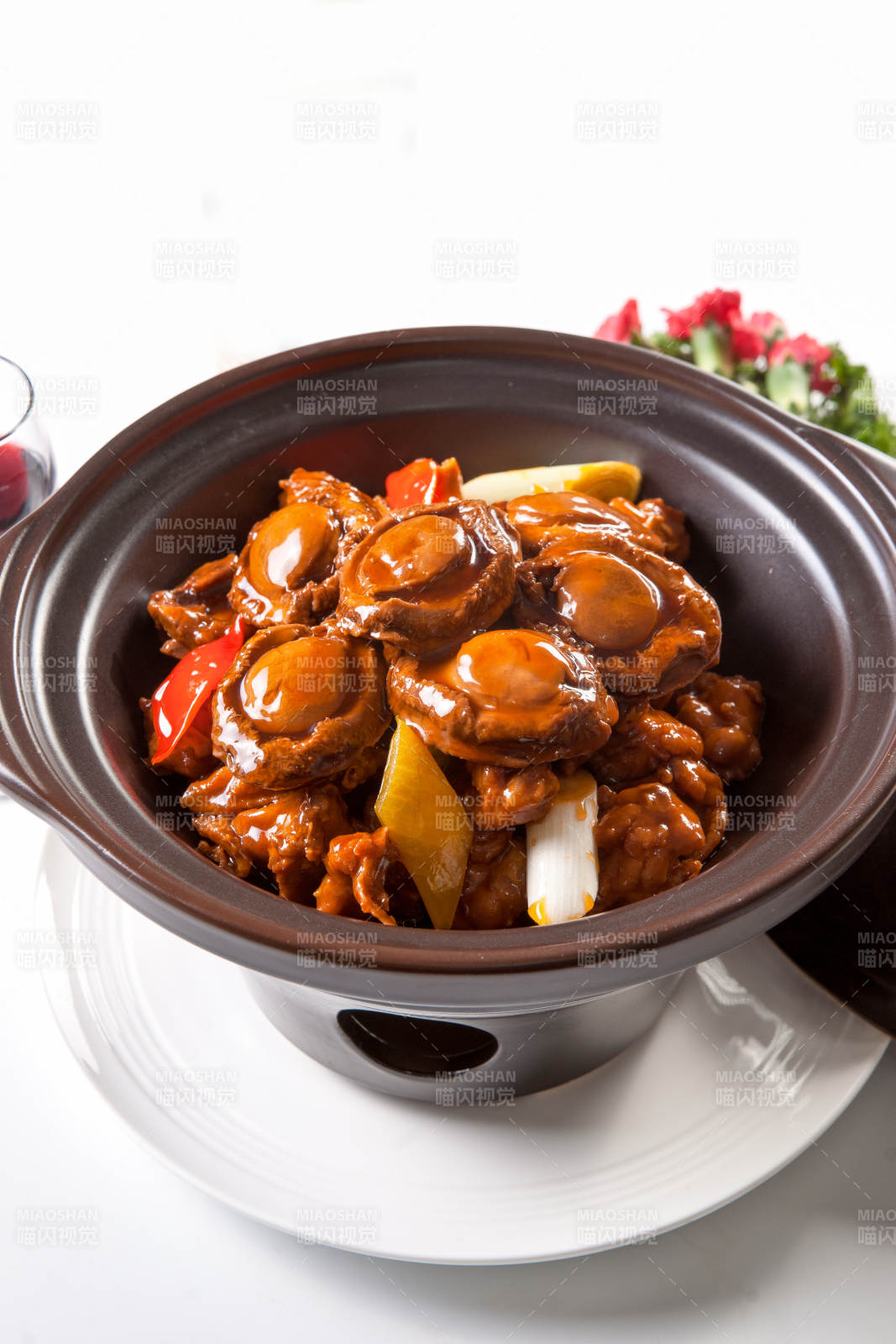 砂锅南非鲍烧柴鸡块