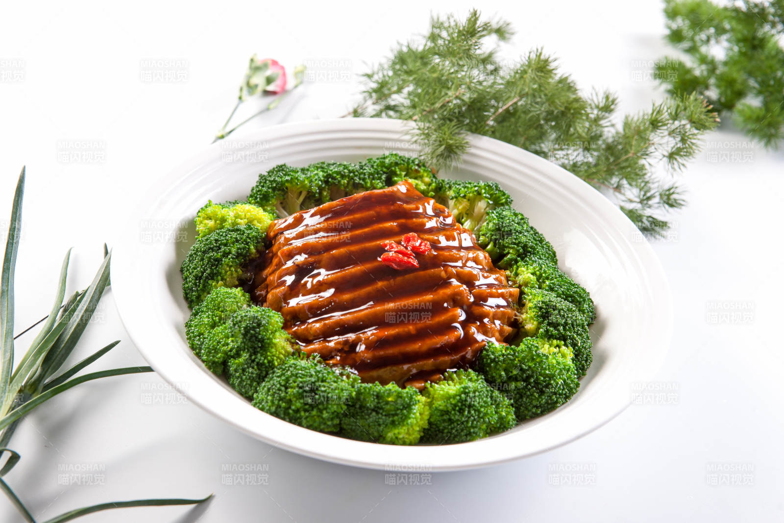 梅菜扣肉配西藍花