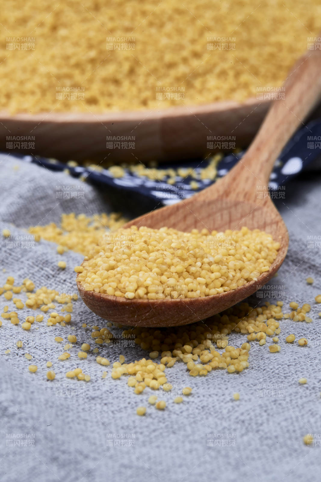质量上乘的金黄小米粟米-摄影图