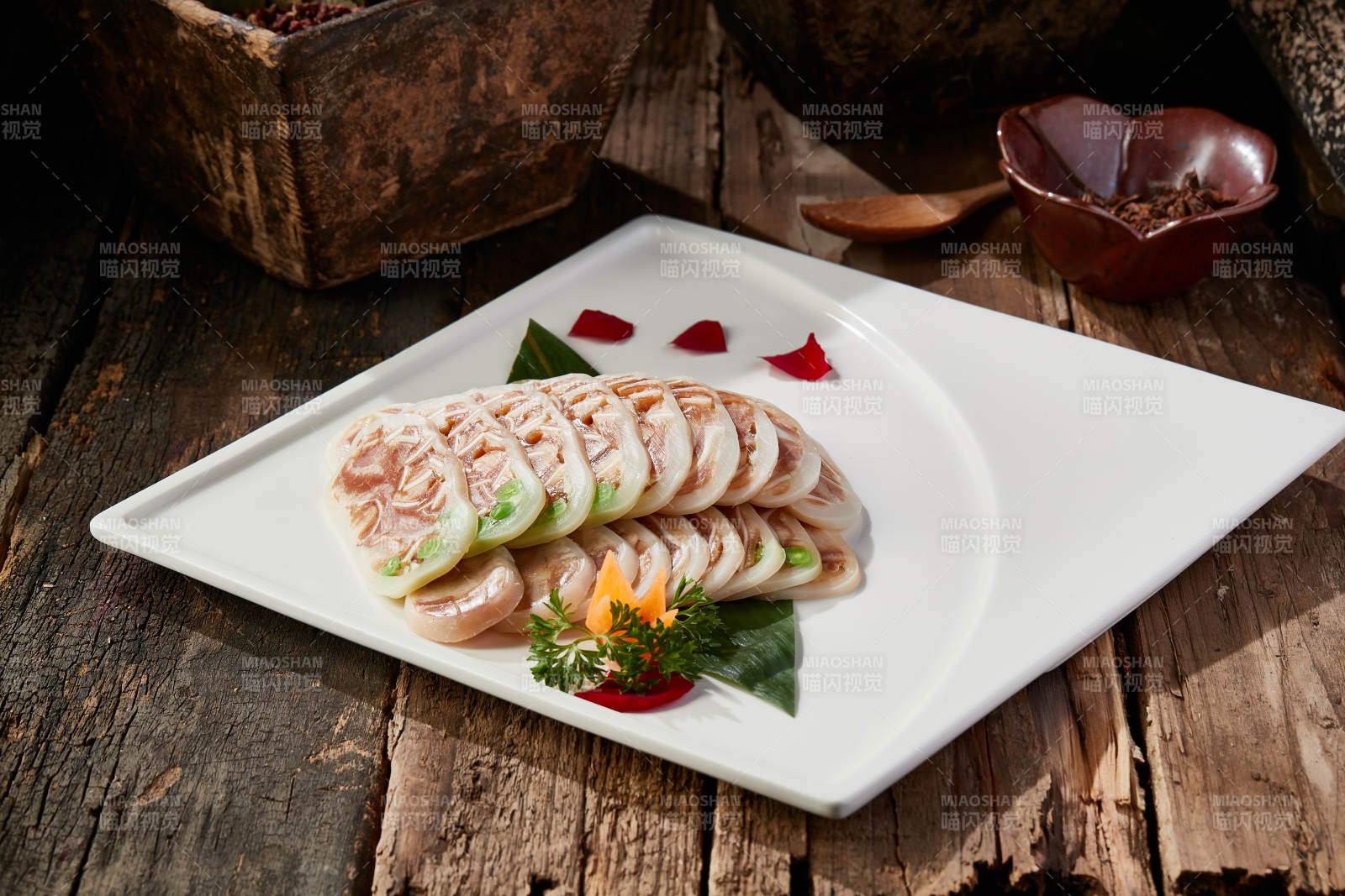 白色瓷盤裝的秘制豬耳大魷魚卷