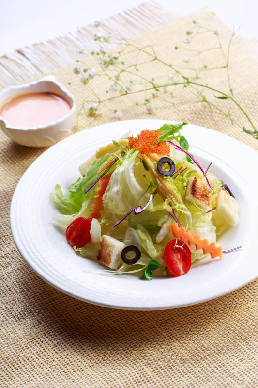 白色瓷盘装的田园时蔬拌菜沙拉