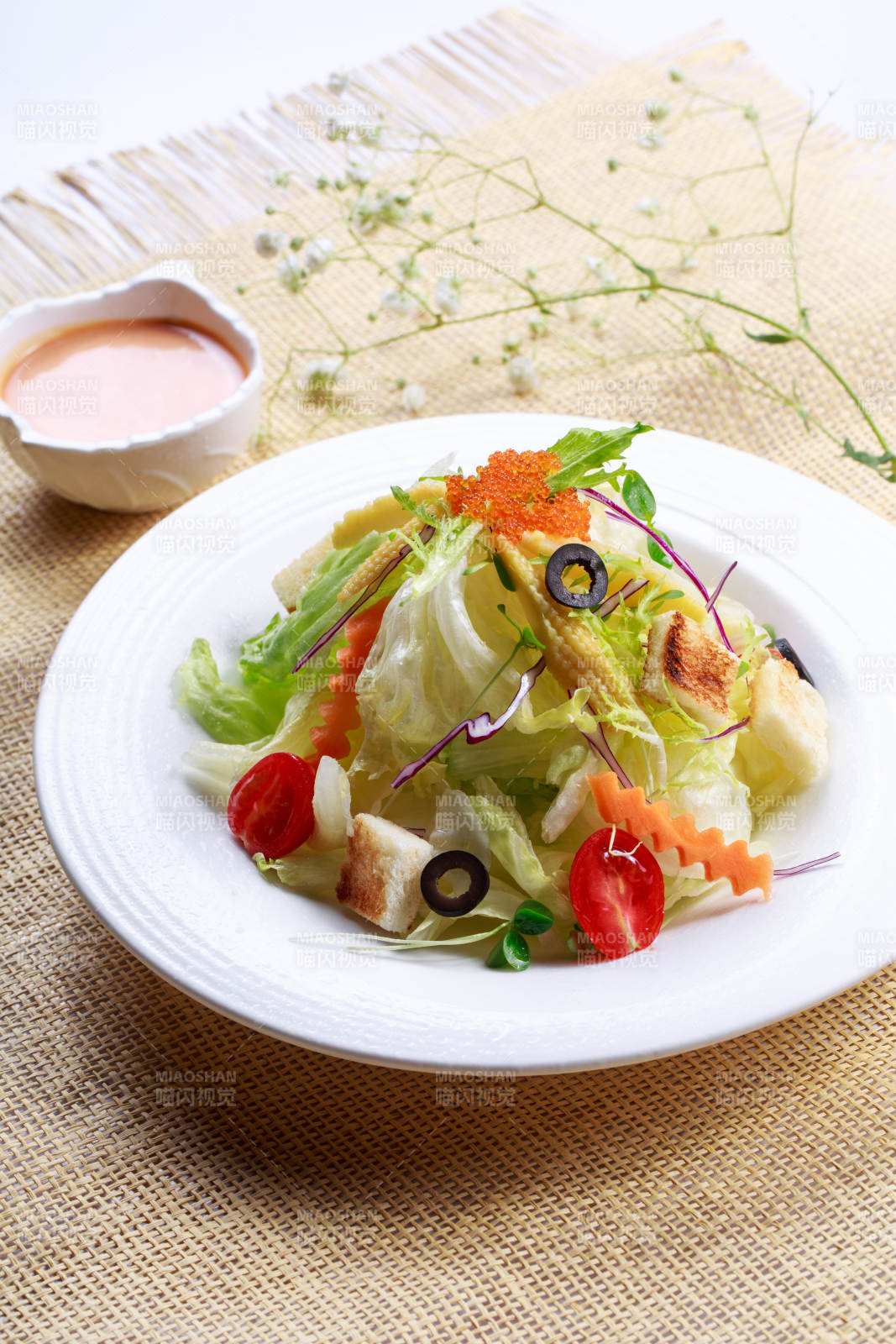 白色瓷盘装的田园时蔬拌菜沙拉