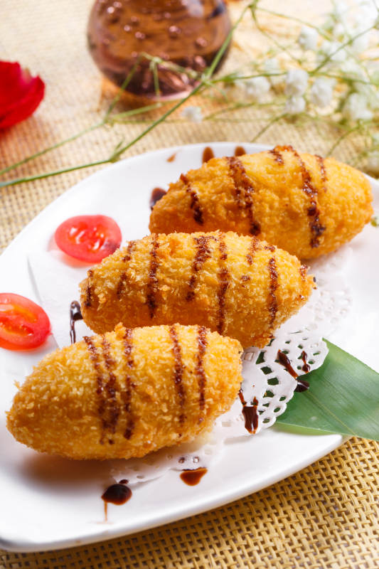 白色瓷盘装的的香炸黄金鸡肉球