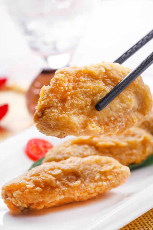 白色瓷盘装的香炸鸡翅中