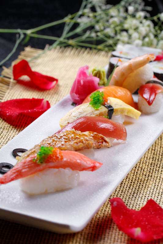 精美餐具装的高级手握寿司拼盘