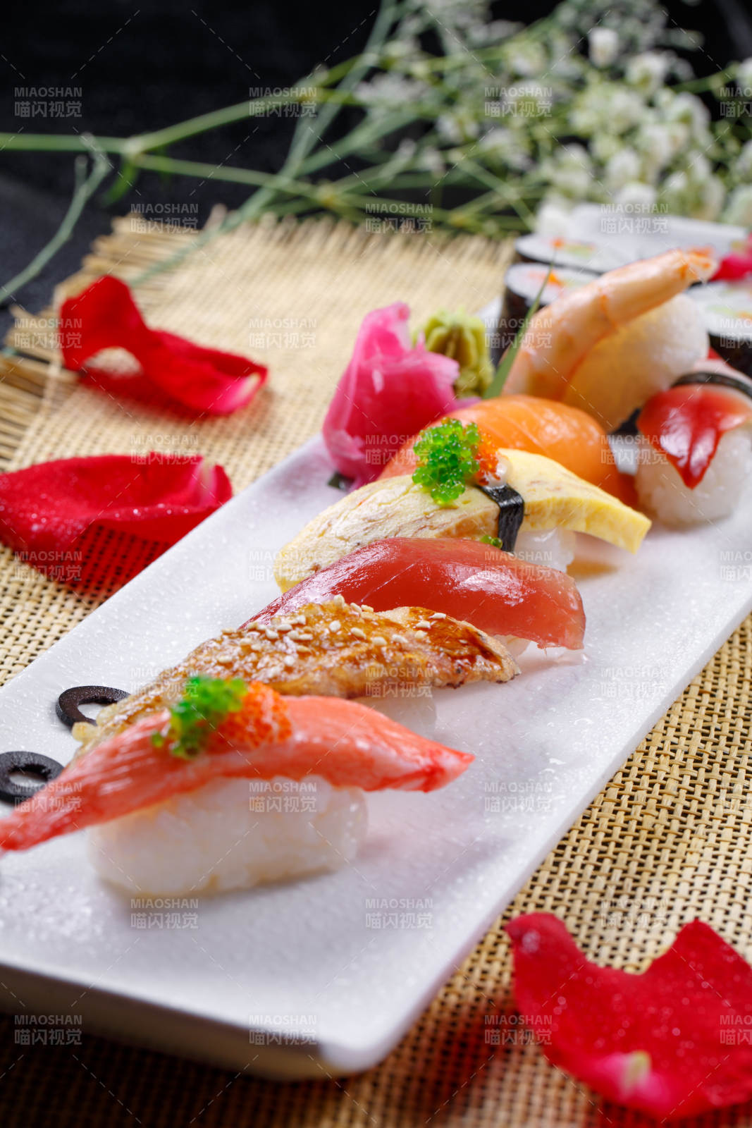 精美餐具装的高级手握寿司拼盘