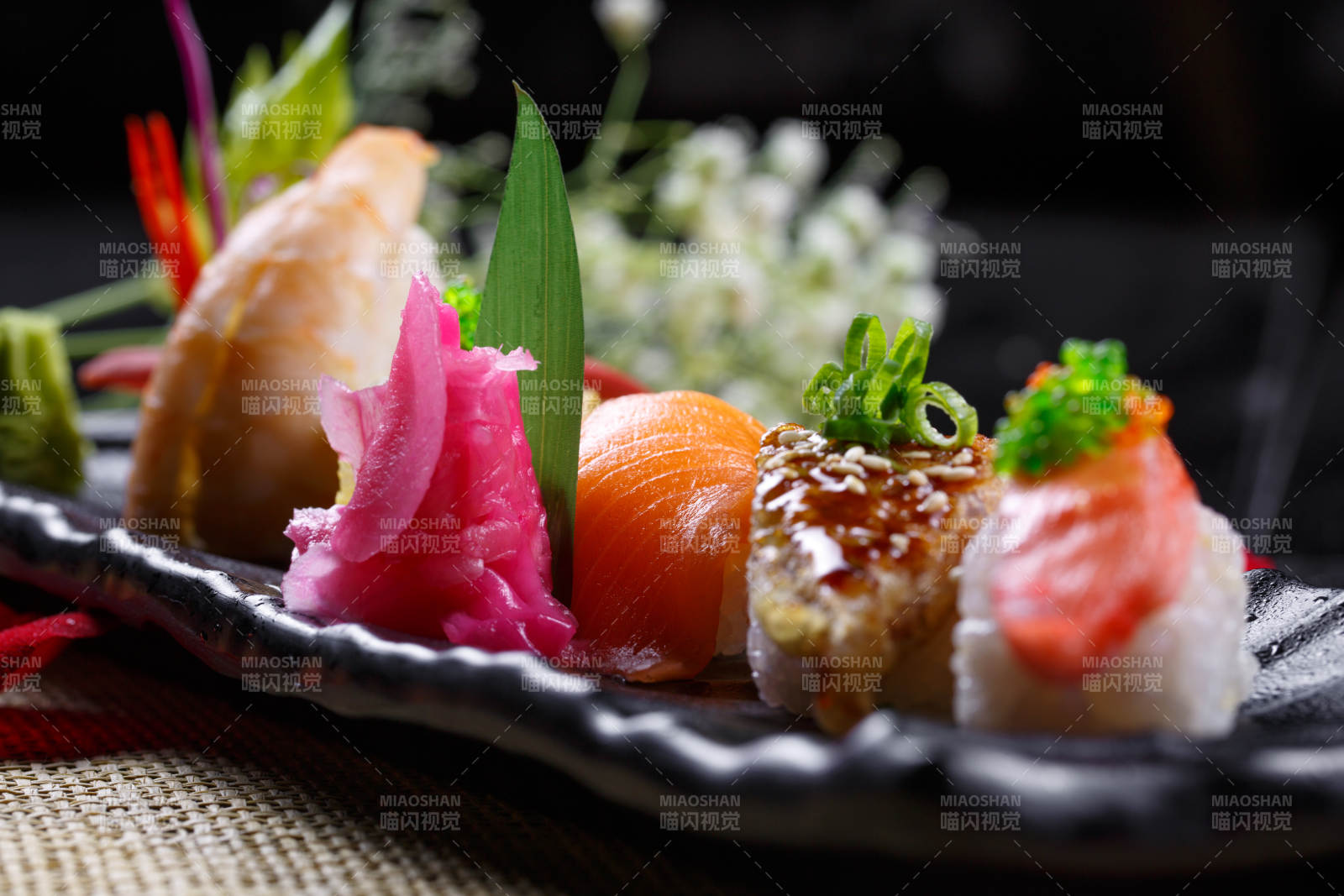 精美餐具装的高级手握寿司拼盘