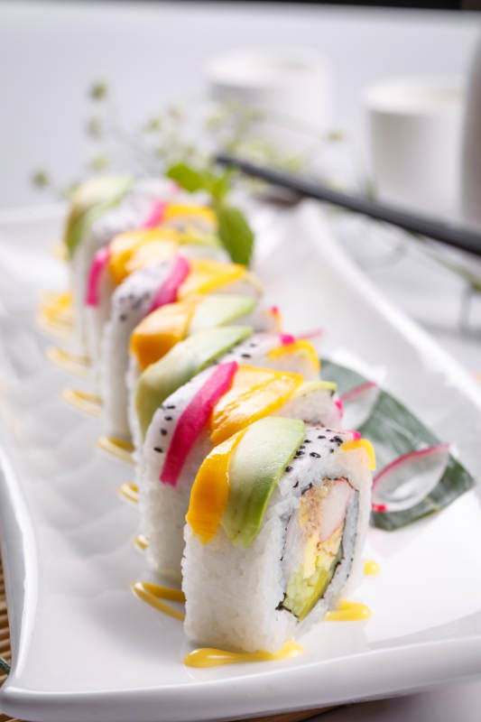 秋天童话手卷寿司摆放在寿司帘上