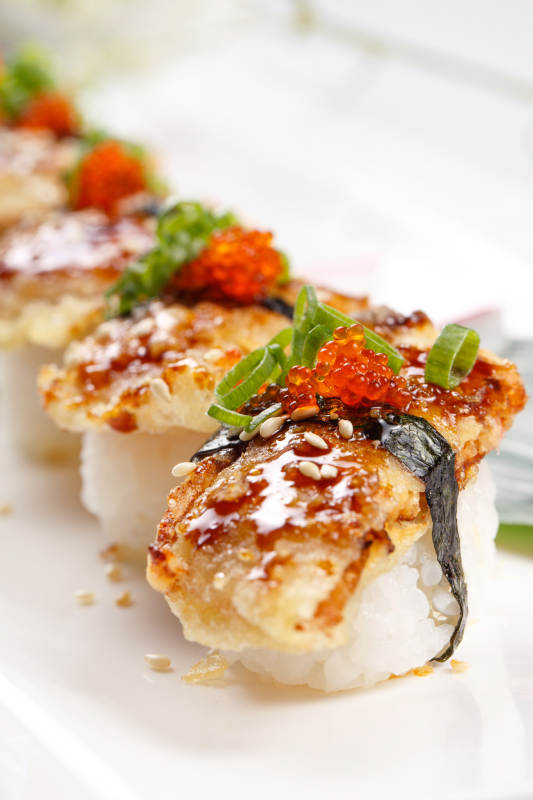 鳗鱼天妇罗手握寿司摆放在寿司帘上