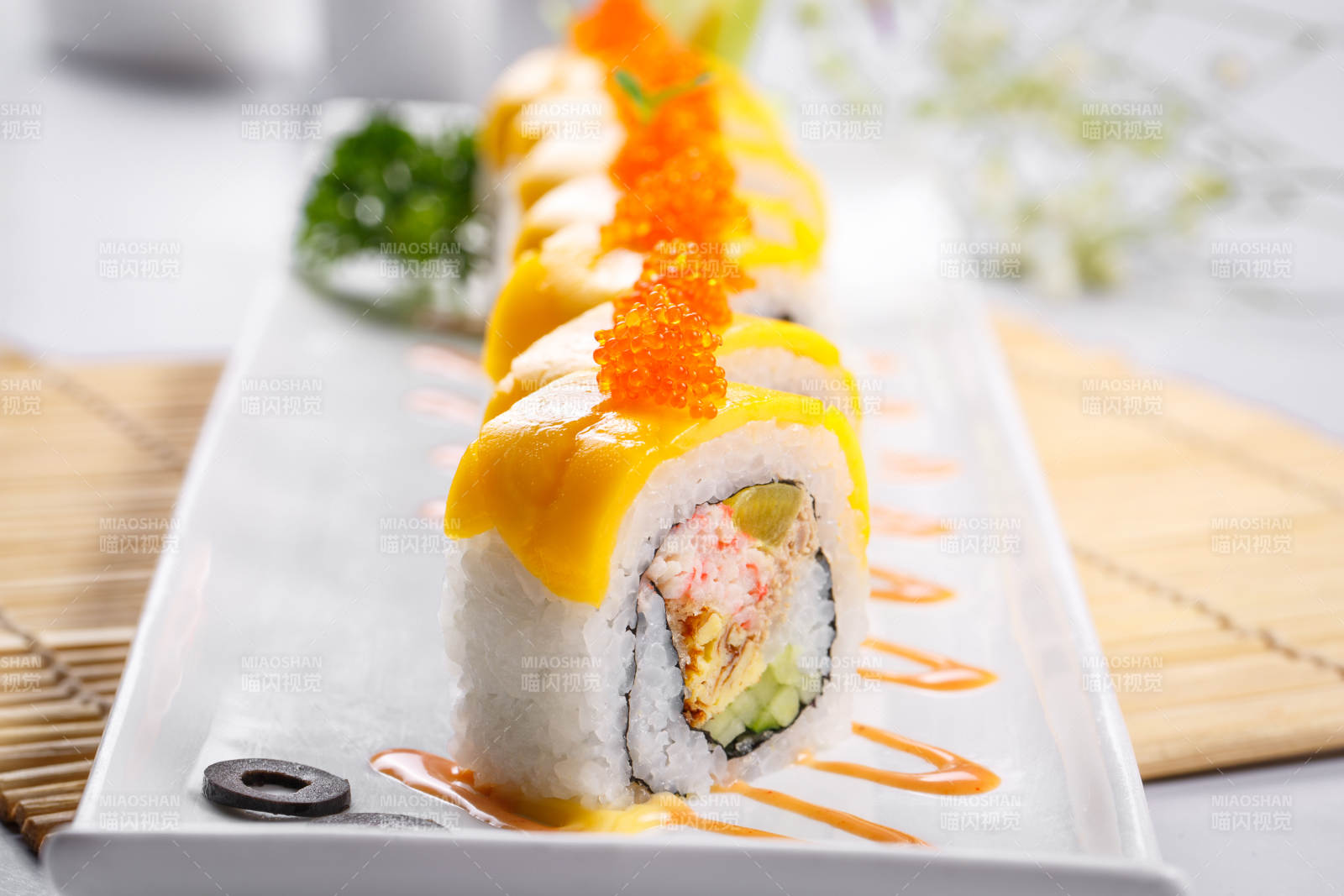 黄金甲蟹子寿司卷摆放在寿司帘上