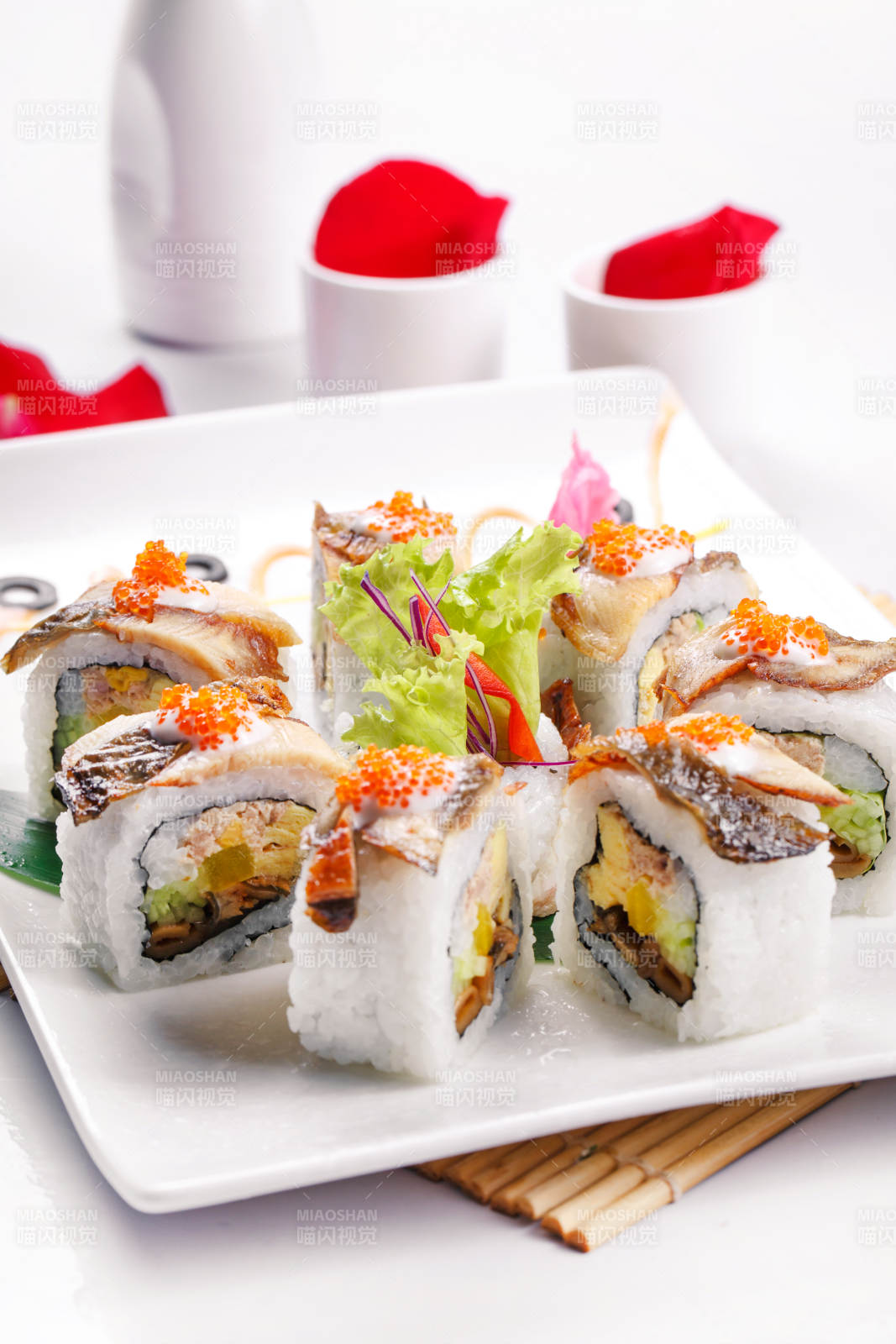 什锦鳗鱼手卷寿司摆放在寿司帘上