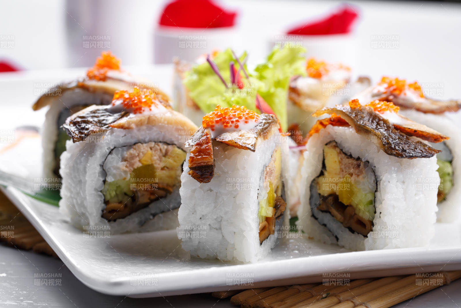 什锦鳗鱼手卷寿司摆放在寿司帘上