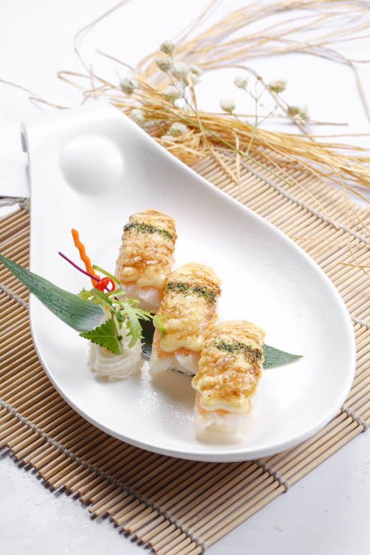 芝士焗鲜虾手握寿司摆放在寿司帘上